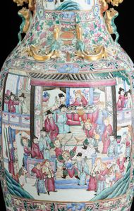 Vaso a balaustro in porcellana Famiglia Rosa con figure di draghetti a rilievo, scene di vita comune entro riserve e decori floreali, Cina, Dinastia Qing, epoca Guangxu (1875-1908)  - Asta Fine Chinese Works of Art - Associazione Nazionale - Case d'Asta italiane