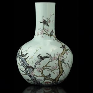 Grande vaso in porcellana con decoro di uccellini nello stile di falangcai tra rami di ciliegio in fiore, Cina, Dinastia Qing, probabilmente marca e del periodo Qianlong (1736-1796)  - Asta Fine Chinese Works of Art - Associazione Nazionale - Case d'Asta italiane