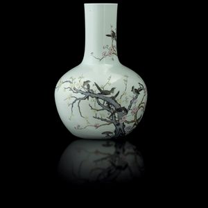 Grande vaso in porcellana con decoro di uccellini nello stile di falangcai tra rami di ciliegio in fiore, Cina, Dinastia Qing, probabilmente marca e del periodo Qianlong (1736-1796)  - Asta Fine Chinese Works of Art - Associazione Nazionale - Case d'Asta italiane