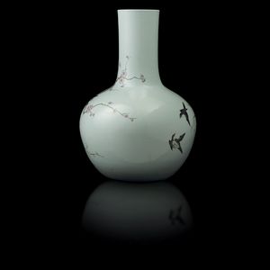 Grande vaso in porcellana con decoro di uccellini nello stile di falangcai tra rami di ciliegio in fiore, Cina, Dinastia Qing, probabilmente marca e del periodo Qianlong (1736-1796)  - Asta Fine Chinese Works of Art - Associazione Nazionale - Case d'Asta italiane