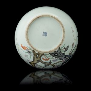 Grande vaso in porcellana con decoro di uccellini nello stile di falangcai tra rami di ciliegio in fiore, Cina, Dinastia Qing, probabilmente marca e del periodo Qianlong (1736-1796)  - Asta Fine Chinese Works of Art - Associazione Nazionale - Case d'Asta italiane