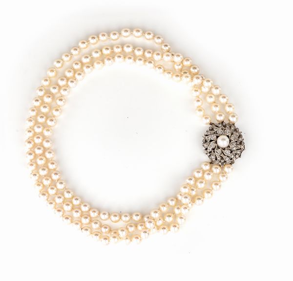 Collana di perle a tre fili con chiusura in oro brillanti e perle  - Asta Asta Gioielli e Orologi - Associazione Nazionale - Case d'Asta italiane