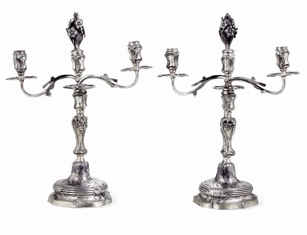 Coppia di candelabri a tre fiamme. Argenteria artistica italiana del XX secolo. Argentiere Codevilla, Genova  - Asta L'Art de la Table - Associazione Nazionale - Case d'Asta italiane