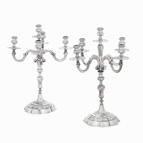 Coppia di candelabri a cinque fiamme. Argenteria artistica italiana. Marchio con fascio littorio in uso dal 1935 al 1945  - Asta L'Art de la Table - Associazione Nazionale - Case d'Asta italiane