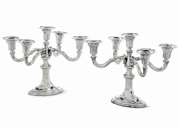 Coppia di candelabri a cinque fiamme. Argenteria italiana del XX secolo. Argentiere Ricci & C. , Alessandria  - Asta L'Art de la Table - Associazione Nazionale - Case d'Asta italiane