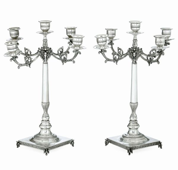 Coppia di candelabri a cinque fiamme. Argenteria italiana del XX secolo  - Asta L'Art de la Table - Associazione Nazionale - Case d'Asta italiane