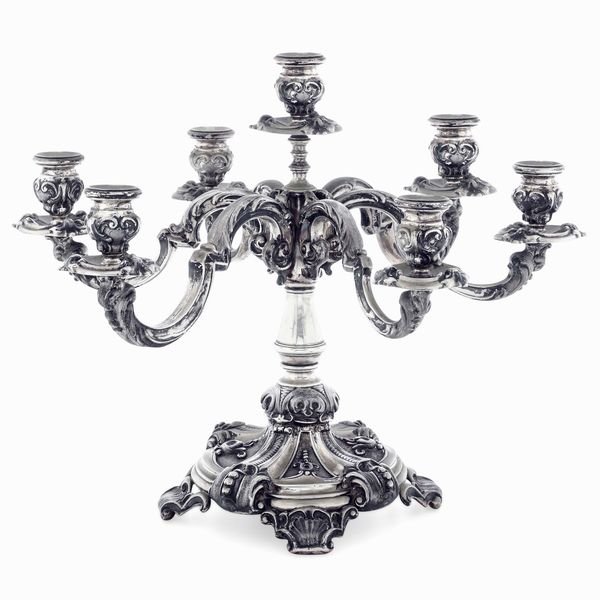 Grande candelabro centrotavola. Argenteria artistica milanese del XX secolo. Argentieri F.lli di Leone Milano  - Asta L'Art de la Table - Associazione Nazionale - Case d'Asta italiane