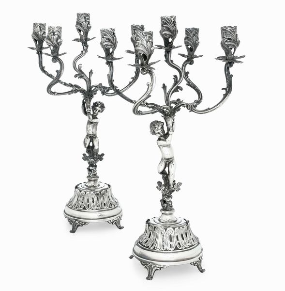 Coppia di candelabri di gusto neobarocco. Argenteria artistica italiana del XX secolo. Argentiere Goretta, Alessandria  - Asta L'Art de la Table - Associazione Nazionale - Case d'Asta italiane