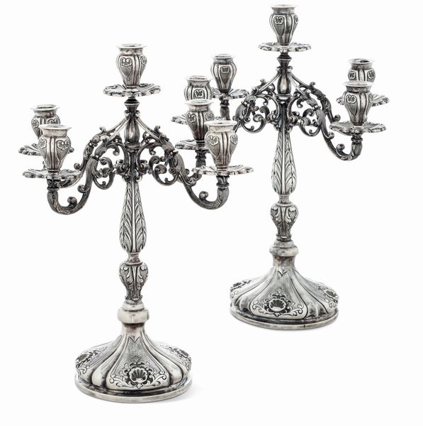 Coppia di candelabri. Argenteria italiana del XX secolo (apparentemente privi di punzonatura)  - Asta L'Art de la Table - Associazione Nazionale - Case d'Asta italiane