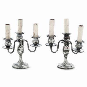 Coppia di candelabri a tre fiamme. Argenteria italiana del XX secolo  - Asta L'Art de la Table - Associazione Nazionale - Case d'Asta italiane