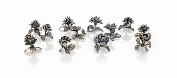 Dodici segnaposto in argento a forma di fiore, Bottega Mortet, Roma  - Asta Argenti Antichi e da Collezione - Associazione Nazionale - Case d'Asta italiane