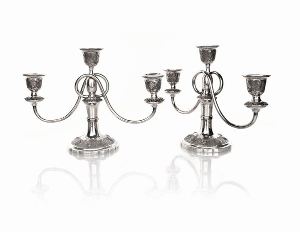 Coppia di candelabri a tre luci in argento persiano Isfahan, Iran, inizio XX secolo  - Asta Argenti Antichi e da Collezione - Associazione Nazionale - Case d'Asta italiane