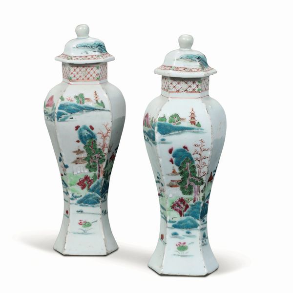 Coppia di potiches in porcellana a decoro a paesaggi, Famiglia Rosa, Cina, Dinastia Qing, epoca Qianlong (1736-1796)<BR>  - Asta Dimore Italiane - Associazione Nazionale - Case d'Asta italiane