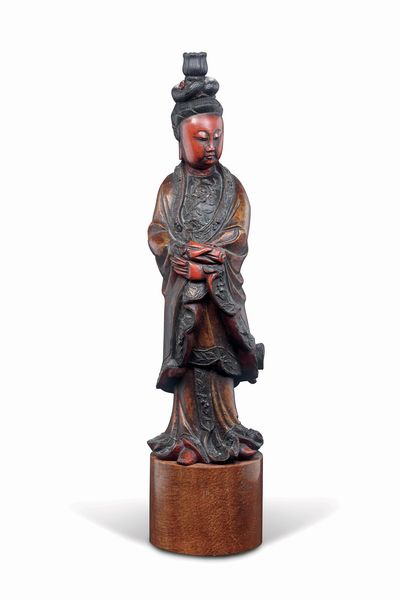 Figura di Guanyin in legno scolpito e laccato, Cina, Dinastia Qing, met XIX secolo  - Asta Dimore Italiane - Associazione Nazionale - Case d'Asta italiane