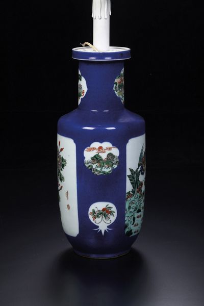 Vaso in porcellana, Famiglia Verde, con soggetti naturalistici entro riserve su fondo blu poudr, Cina, Dinastia Qing, epoca Guangxu (1875-1908)<BR>  - Asta Dimore Italiane - Associazione Nazionale - Case d'Asta italiane