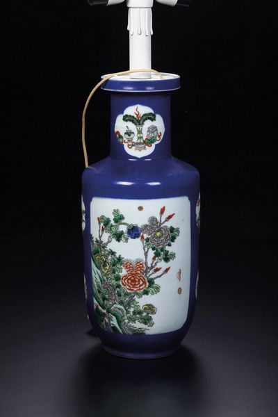 Vaso in porcellana, Famiglia Verde, con soggetti naturalistici entro riserve su fondo blu poudr, Cina, Dinastia Qing, epoca Guangxu (1875-1908)<BR>  - Asta Dimore Italiane - Associazione Nazionale - Case d'Asta italiane