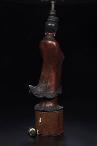 Figura di Guanyin in legno scolpito e laccato, Cina, Dinastia Qing, met XIX secolo  - Asta Dimore Italiane - Associazione Nazionale - Case d'Asta italiane