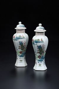 Coppia di potiches in porcellana a decoro a paesaggi, Famiglia Rosa, Cina, Dinastia Qing, epoca Qianlong (1736-1796)<BR>  - Asta Dimore Italiane - Associazione Nazionale - Case d'Asta italiane