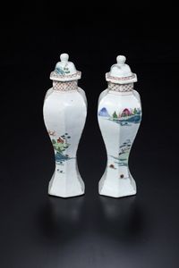 Coppia di potiches in porcellana a decoro a paesaggi, Famiglia Rosa, Cina, Dinastia Qing, epoca Qianlong (1736-1796)<BR>  - Asta Dimore Italiane - Associazione Nazionale - Case d'Asta italiane