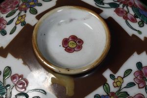 Coppia di piccole zuppiere in porcellana, Famiglia Rosa, Caf au lait con riserve a decoro naturalistico, Cina, Dinastia Qing, epoca Qianlong (1736-1796)<BR>  - Asta Dimore Italiane - Associazione Nazionale - Case d'Asta italiane