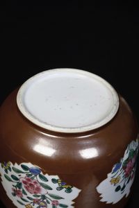 Coppia di piccole zuppiere in porcellana, Famiglia Rosa, Caf au lait con riserve a decoro naturalistico, Cina, Dinastia Qing, epoca Qianlong (1736-1796)<BR>  - Asta Dimore Italiane - Associazione Nazionale - Case d'Asta italiane