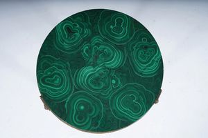 Tavolino in bronzo dorato con piano lastronato in malachite, XX secolo  - Asta Dimore Italiane - Associazione Nazionale - Case d'Asta italiane