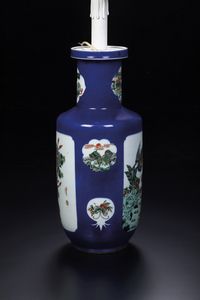 Vaso in porcellana, Famiglia Verde, con soggetti naturalistici entro riserve su fondo blu poudr, Cina, Dinastia Qing, epoca Guangxu (1875-1908)<BR>  - Asta Dimore Italiane - Associazione Nazionale - Case d'Asta italiane