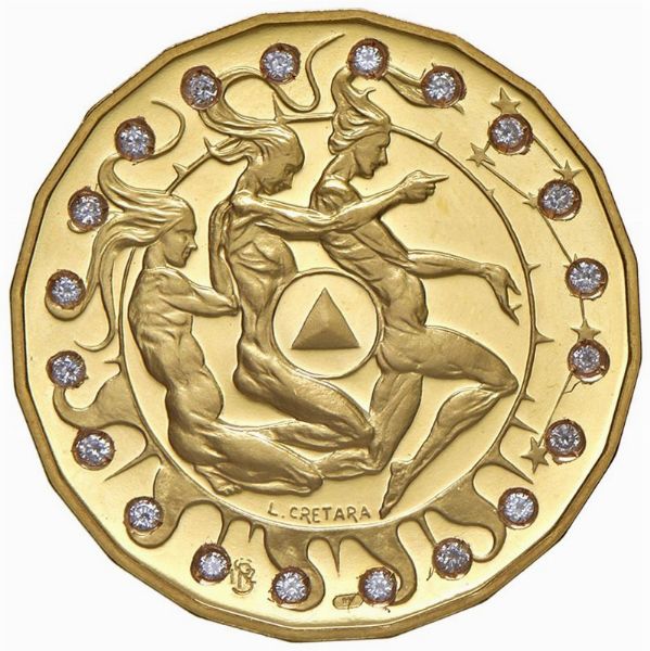 MEDAGLIA “III MILLENNIO” CONIATA DALL’ISTITUTO POLIGRAFICO E ZECCA DELLO STATO OPUS CRETARA REALIZZATA IN ORO 917 E CORREDATA DA 20 DIAMANTI  - Asta AUREA. MONETE E MEDAGLIE IN ORO E UNA SELEZIONE DI MEDAGLIE BORBONICHE - Associazione Nazionale - Case d'Asta italiane