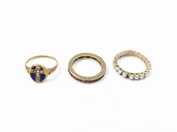 Tre anelli in oro a basso titolo con diamanti smalto blu, rubini sintetici e perle  - Asta Gioielli e Orologi - Associazione Nazionale - Case d'Asta italiane