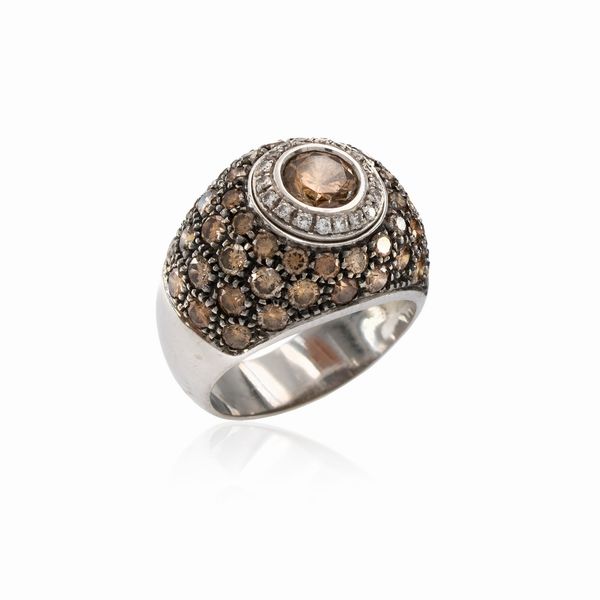 Anello bomb in oro bianco 18kt diamanti fancy brown  - Asta Gioielli Orologi | Fashion Vintage - Associazione Nazionale - Case d'Asta italiane