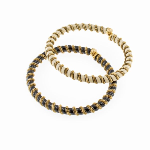 Coppia di bracciali a manetta in oro giallo 18kt  - Asta Gioielli Orologi | Fashion Vintage - Associazione Nazionale - Case d'Asta italiane