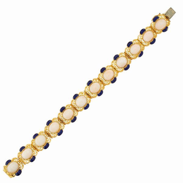 Bracciale in oro giallo 18kt corallo rosa  - Asta Gioielli Orologi | Fashion Vintage - Associazione Nazionale - Case d'Asta italiane