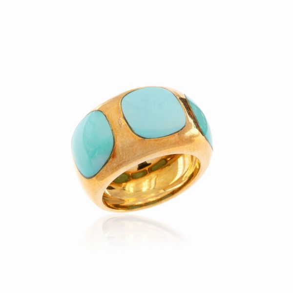 Anello in oro giallo 18kt tre turchesi naturali  - Asta Gioielli Orologi | Fashion Vintage - Associazione Nazionale - Case d'Asta italiane