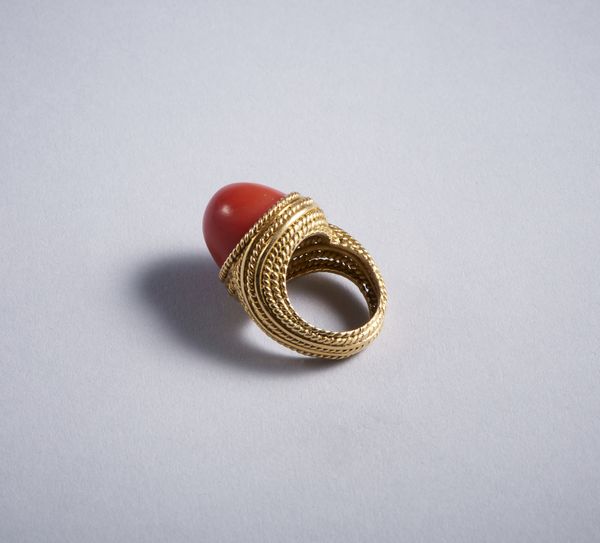 . : Anello in oro giallo 18k con lavorazione tipo cordella e corallo mediterraneo cabochon.  - Asta GIOIELLI - OROLOGI - ALL I WANT FOR CHRISTMAS Online - Associazione Nazionale - Case d'Asta italiane