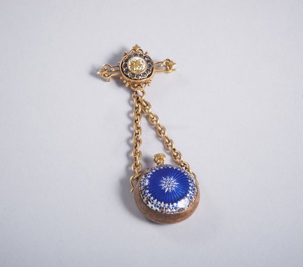 . : Spilla a orologio in oro a basso titolo, smalti policromi e zaffiri blu. Anni 40'  - Asta GIOIELLI - OROLOGI - ALL I WANT FOR CHRISTMAS Online - Associazione Nazionale - Case d'Asta italiane