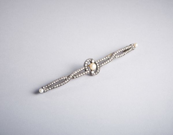 . : Elegante spilla dco in oro e argento con 3 perle naturali, due diamanti taglio antico da 0,45 ct. ca. circa e diamanti taglio a rosetta.  - Asta GIOIELLI - OROLOGI - ALL I WANT FOR CHRISTMAS Online - Associazione Nazionale - Case d'Asta italiane