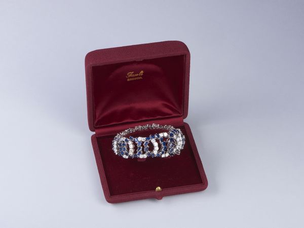 . : Elegante bracciale semi rigido in oro bianco 18k con diamanti bianchi taglio brillante peso stimato di 13,50 ct. ca. e zaffiri blu dal peso stimato di 28,50 ct. ca.  - Asta GIOIELLI - OROLOGI - ALL I WANT FOR CHRISTMAS Online - Associazione Nazionale - Case d'Asta italiane