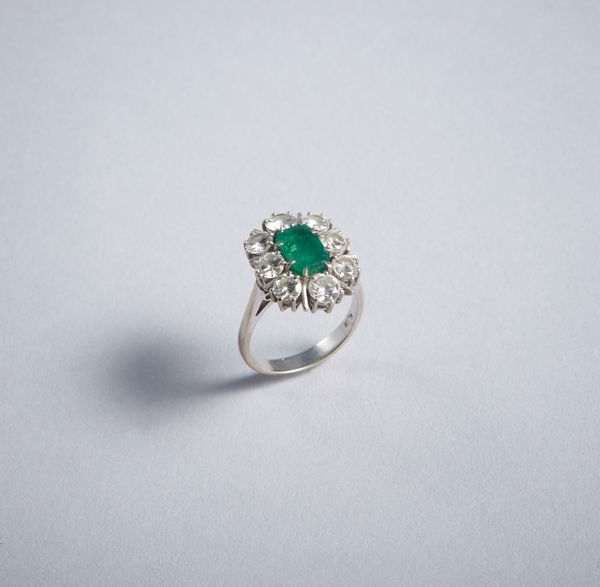 . : Anello in platino con diamanti bianchi taglio a brillante 1.35 ct. ca. e smeraldo taglio a smeraldo 1.5 ct.  - Asta GIOIELLI - OROLOGI - ALL I WANT FOR CHRISTMAS Online - Associazione Nazionale - Case d'Asta italiane