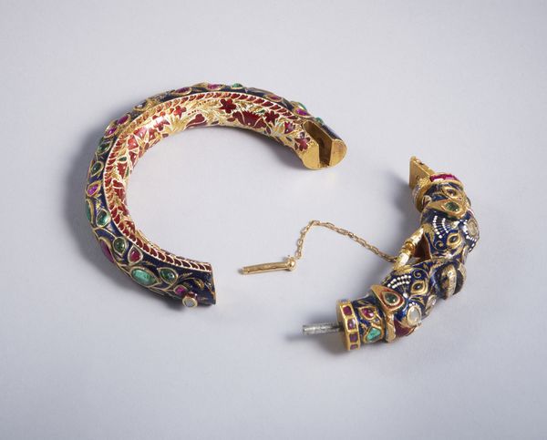 . : Raro e particolare  bracciale  indiano in lamina d'oro rappresentate due teste di elefante con smalti policromi, rubini, smeraldi e diamanti taglio a rosa. XIX secolo.  - Asta GIOIELLI - OROLOGI - ALL I WANT FOR CHRISTMAS Online - Associazione Nazionale - Case d'Asta italiane