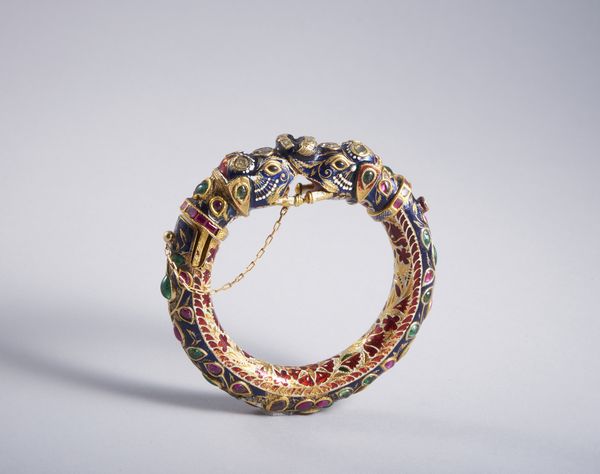 . : Raro e particolare  bracciale  indiano in lamina d'oro rappresentate due teste di elefante con smalti policromi, rubini, smeraldi e diamanti taglio a rosa. XIX secolo.  - Asta GIOIELLI - OROLOGI - ALL I WANT FOR CHRISTMAS Online - Associazione Nazionale - Case d'Asta italiane