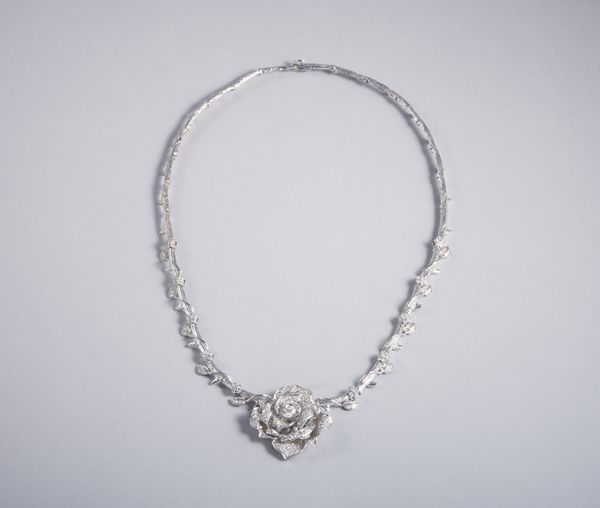 . : Collana artigianale con motivi floreali in oro bianco 18k, con pav di diamanti di 2,50 ct. ca. totali.  - Asta GIOIELLI - OROLOGI - ALL I WANT FOR CHRISTMAS Online - Associazione Nazionale - Case d'Asta italiane