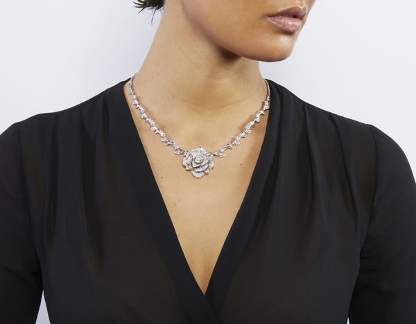 . : Collana artigianale con motivi floreali in oro bianco 18k, con pav di diamanti di 2,50 ct. ca. totali.  - Asta GIOIELLI - OROLOGI - ALL I WANT FOR CHRISTMAS Online - Associazione Nazionale - Case d'Asta italiane