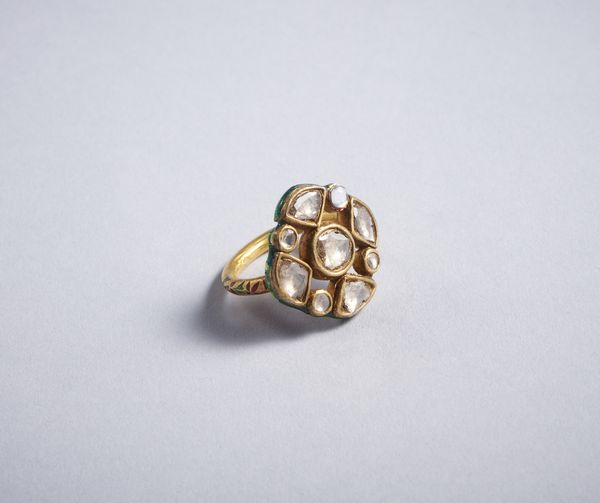 . : Splendido anello indiano in oro 22k con smalti policromi e diamanti taglio antico di 3 ct. ca. totali. XIX secolo  - Asta GIOIELLI - OROLOGI - ALL I WANT FOR CHRISTMAS Online - Associazione Nazionale - Case d'Asta italiane