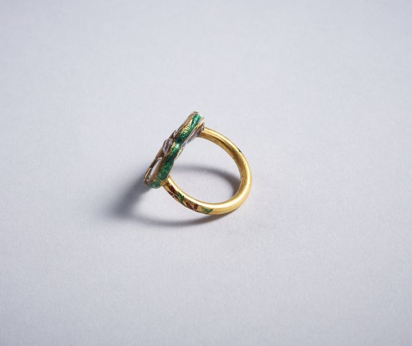 . : Splendido anello indiano in oro 22k con smalti policromi e diamanti taglio antico di 3 ct. ca. totali. XIX secolo  - Asta GIOIELLI - OROLOGI - ALL I WANT FOR CHRISTMAS Online - Associazione Nazionale - Case d'Asta italiane