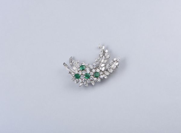 . : Spilla in platino tipo ramage con diamanti bianchi taglio misto (navette tonde e baguette) di 9,50 ct. ca. e smeraldi taglio smeraldo di 2,10 ct. ca.  - Asta GIOIELLI - OROLOGI - ALL I WANT FOR CHRISTMAS Online - Associazione Nazionale - Case d'Asta italiane