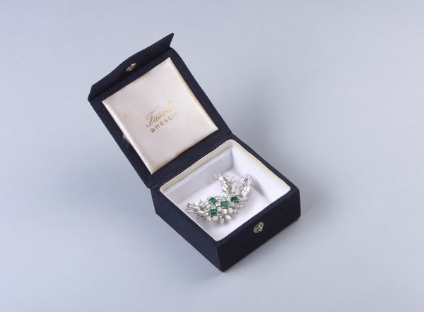 . : Spilla in platino tipo ramage con diamanti bianchi taglio misto (navette tonde e baguette) di 9,50 ct. ca. e smeraldi taglio smeraldo di 2,10 ct. ca.  - Asta GIOIELLI - OROLOGI - ALL I WANT FOR CHRISTMAS Online - Associazione Nazionale - Case d'Asta italiane