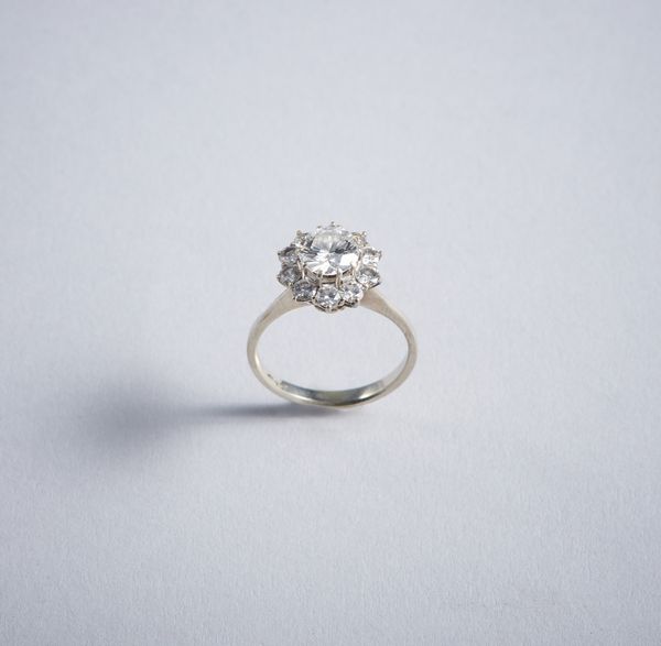 . : Anello solitario con contorno di diamanti bianchi taglio a brillante. Diamante centrale 1,30 ct. ca.Diamanti llaterali 0,60 ct. ca.  - Asta GIOIELLI - OROLOGI - ALL I WANT FOR CHRISTMAS Online - Associazione Nazionale - Case d'Asta italiane