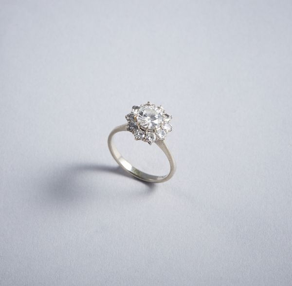 . : Anello solitario con contorno di diamanti bianchi taglio a brillante. Diamante centrale 1,30 ct. ca.Diamanti llaterali 0,60 ct. ca.  - Asta GIOIELLI - OROLOGI - ALL I WANT FOR CHRISTMAS Online - Associazione Nazionale - Case d'Asta italiane