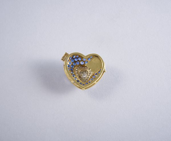 . : Spilla/ciondolo in oro giallo 18k con diamante taglio a cuore dal peso di 2 ct. ca. e contorno di pav di zaffiri intensi tondi blu dal peso di 3 ct. ca.  - Asta GIOIELLI - OROLOGI - ALL I WANT FOR CHRISTMAS Online - Associazione Nazionale - Case d'Asta italiane