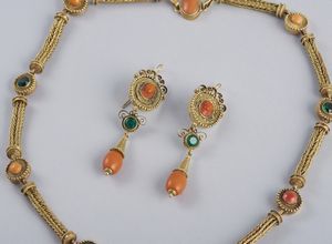 . : Rara ed elegantissima parure composta da collana e orecchini in oro basso titolo con pietre verdi sintetiche e coralli incisi.  - Asta GIOIELLI - OROLOGI - ALL I WANT FOR CHRISTMAS Online - Associazione Nazionale - Case d'Asta italiane